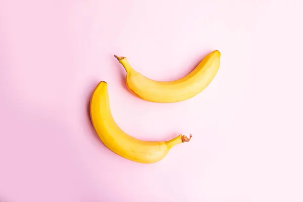 Composição plana de banana doce no fundo rosa com espaço de cópia para o seu texto . — Fotografia de Stock