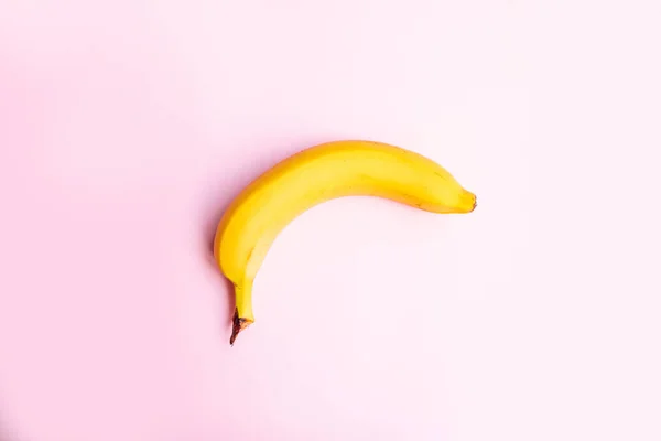 Плоска композиція солодкого банана на рожевому фоні з місцем для копіювання вашого тексту . — стокове фото