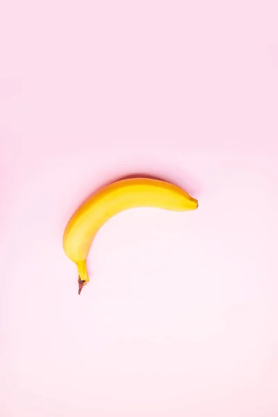 Flache Komposition aus süßer Banane auf rosa Hintergrund mit Kopierraum für Ihren Text. — Stockfoto