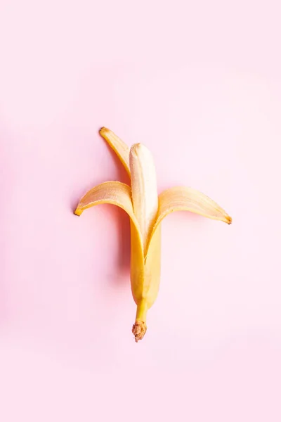 Літня концепція вітаміну. Плоска композиція солодкого відкритого банана на рожевому фоні з місцем для тексту . — стокове фото