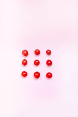 Yumuşak yumuşak pembe arka plan taze kiraz domates. Sağlıklı beslenme vitaminler biyo gıdalar