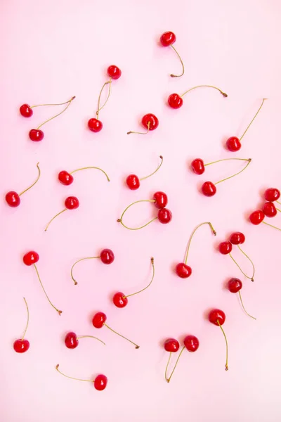 Cherry mönster söt naturlig dekoration kreativ på en rosa bakgrund. Uppifrån och — Stockfoto