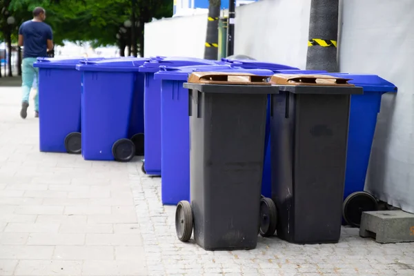 Городские мусорные баки. Мусорные контейнеры для сбора мусора — стоковое фото