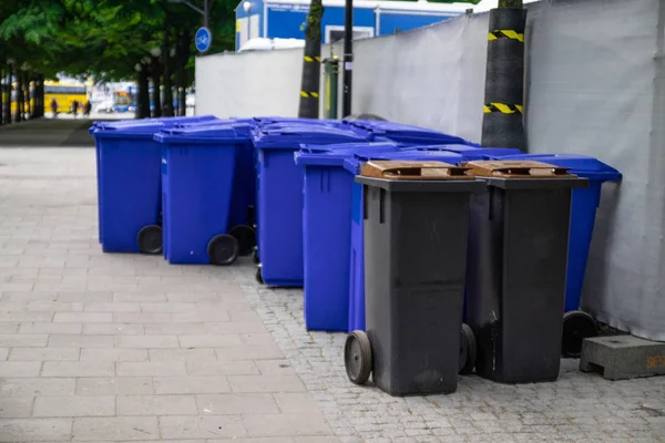 Городские мусорные баки. Мусорные контейнеры для сбора мусора — стоковое фото