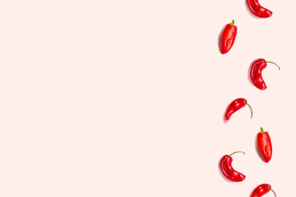 최소한의 음식 개념. 분홍색 배경에 칠리 페퍼의 창조적 인 레이아웃. — 스톡 사진