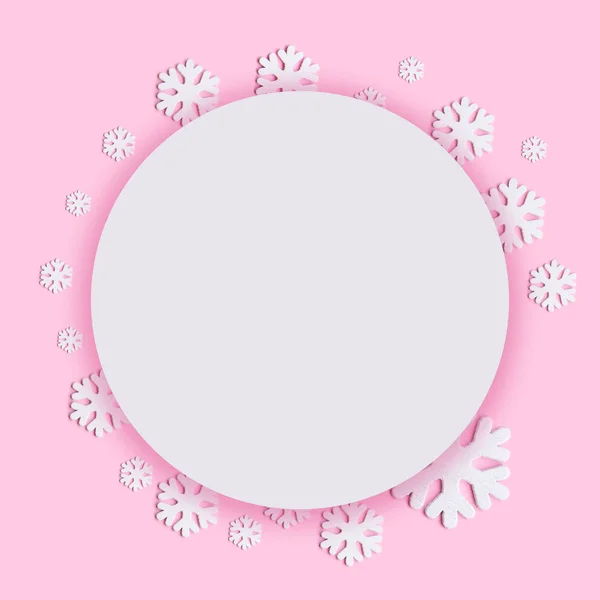 Decoración de copos de nieve de Navidad blanca sobre fondo rosa . —  Fotos de Stock