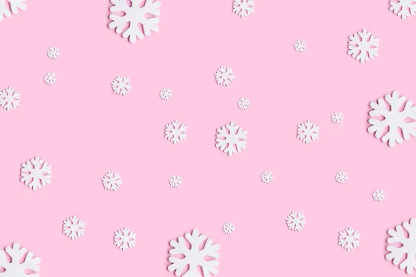 粉红色背景的白色圣诞雪花装饰. — 图库照片