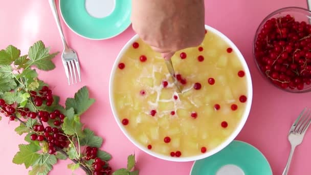 Top uitzicht van een vrouwelijke hand met een mes snijdt een heerlijke dessert cake met fruit. — Stockvideo