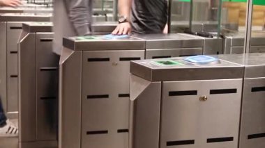 Yeraltı taşımacılığında ödeme sistemi. Yolcular ücreti öder.