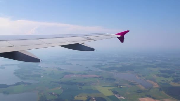 Самолет летит. Крыло самолета, летящего над облаками с закатным небом. Вид из окна самолета . — стоковое видео