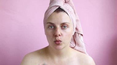 Bir havlu ile bir duş sonra Güzel genç kadın kameraya bakar ve bir öpücük gönderir