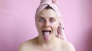 Pretty kadın dil ve grimaces gösterir.