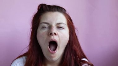 Uykulu kız sadece uyandım ve yatakta otururken esneme. Günaydın. Uyandır. Kalk