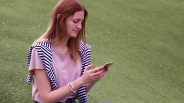 Genç kız sosyal medya online tarama akıllı telefon mesajlaşma kullanarak