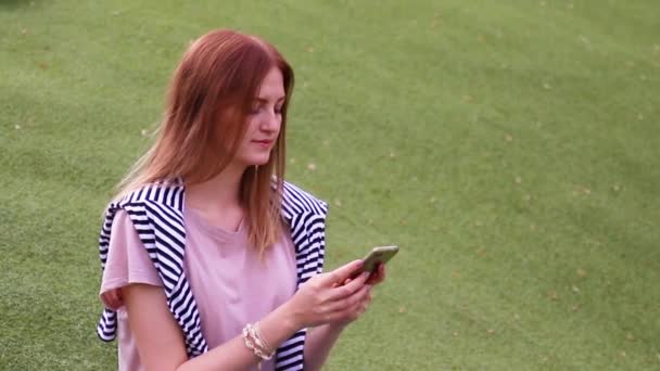 Jeune fille utilisant la reconnaissance vocale smartphone, pensées dictée — Video