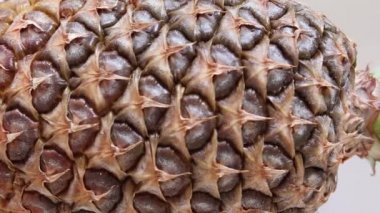 Beyaz arkaplanda taze ananas