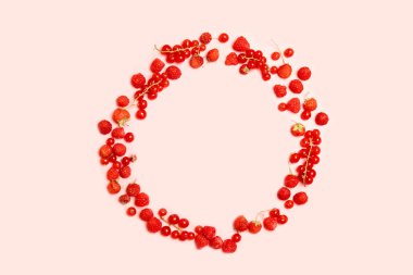 Pembe bir arka plan üzerinde kırmızı olgun kuş üzümü, çilek ve ahududu Gıda daire çerçeve. Yukarıdan görüntüleyin. Düz yatıyordu