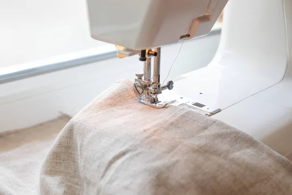 Máquina de coser y prendas de vestir, máquina de coser , — Foto de Stock