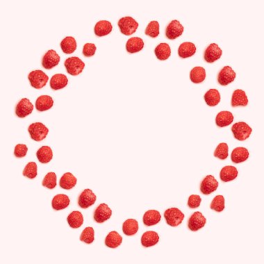 Çerçeve beyaz arka plan üzerinde lezzetli olgun ahududu ile yapılan.