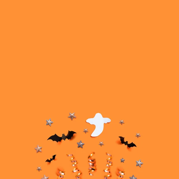 Fondo de vacaciones de Halloween con murciélagos, estrellas y decoraciones en un tablero naranja . —  Fotos de Stock