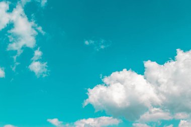 bulutlu mavi gökyüzü arkaplanı.