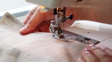 Dikiş makinesinin makro detayı çalışıyor. iğne hareket eder