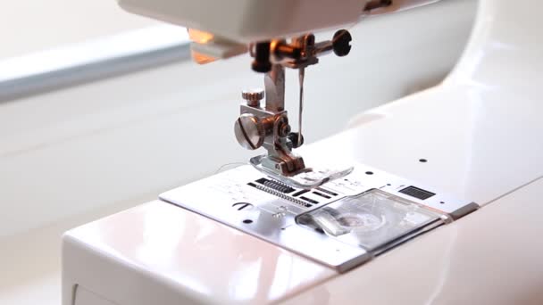 Primer plano en una máquina de coser que muestra el proceso — Vídeos de Stock