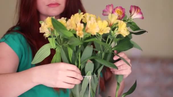 Frau mit Blumen am Valentinstag. Schöner Strauß in der Vase — Stockvideo