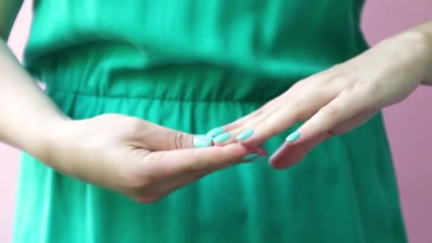 Limpie las manos bien arregladas de una mujer joven que aplica la crema de manos, cuidado de la piel — Vídeo de stock