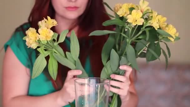 Mujer con flores en el día de San Valentín. Para crear hermoso ramo en jarrón — Vídeos de Stock