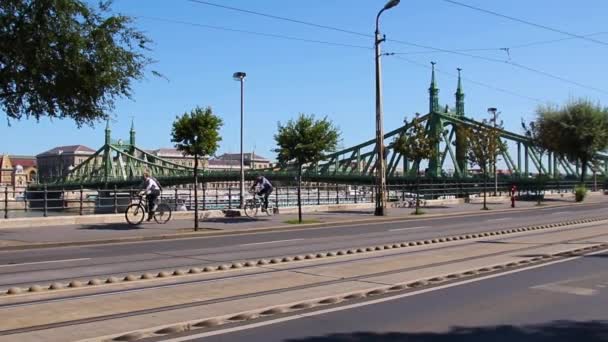 Budapešť, Maďarsko. Most Liberty nebo most svobody. — Stock video