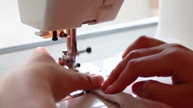 İşlemi gösteren bir dikiş makinesi üzerinde kapat