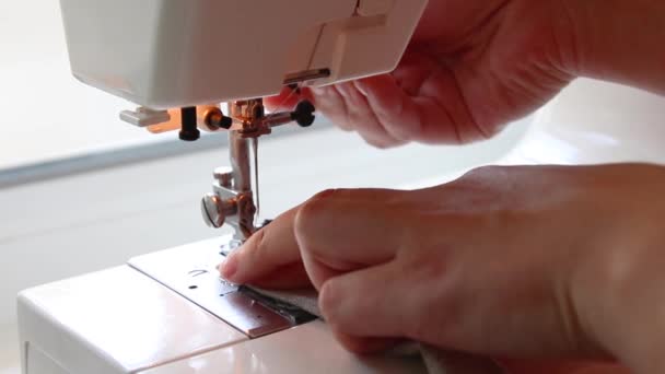 Primer plano en una máquina de coser que muestra el proceso — Vídeos de Stock