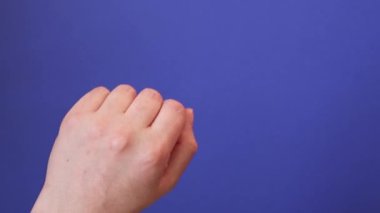 Gezegen kavramını kurtarın. Küresel ısınma ve plastik emisyonları. Kadın el plana toprak topu tutar.