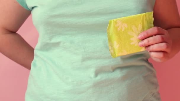 Joven mujer manos sosteniendo diferentes tipos de productos de higiene femenina copa menstrual y toallas sanitarias — Vídeos de Stock