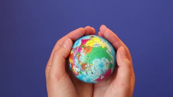 Speichern Sie das Planetenkonzept. Erderwärmung und Plastikemissionen. weibliche Hand hält Planeten Erde Kugel. — Stockvideo