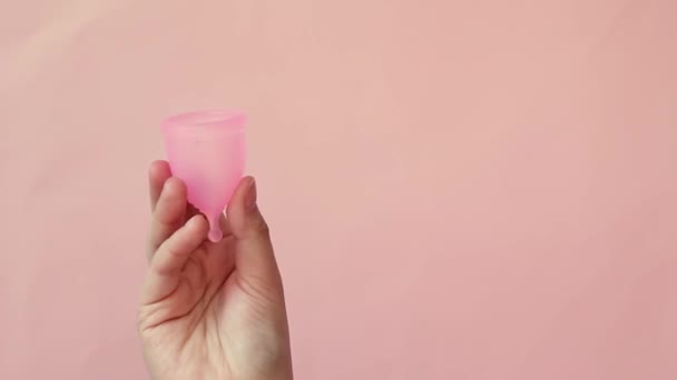 Produto de higiene feminino alternativo durante o período. Close up vista da jovem segurando um copo menstrual — Vídeo de Stock