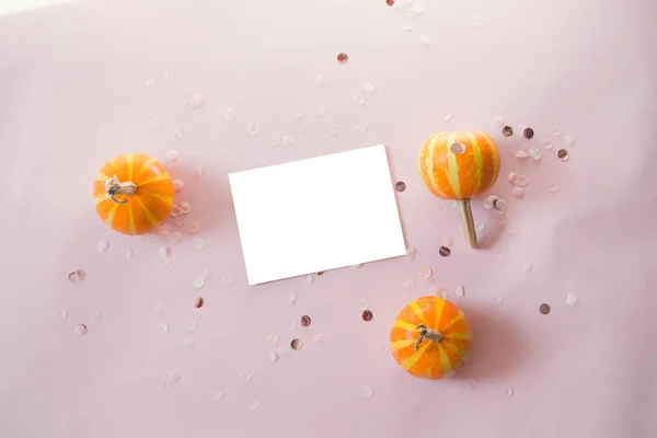 Egy képeslapot kis pumpával, csillogó dekorációval, rózsaszín háttérrel. Minimális stíluskompozíció, lapos Lay, nézet. — Stock Fotó