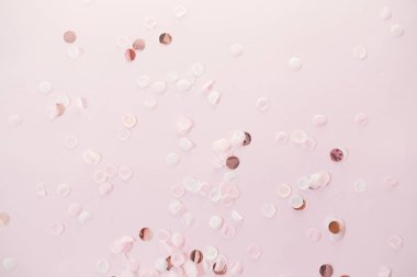 Noel dekoryapılmış yaratıcı düzen. Şenlikli pastel arka plan. Noel yıldızları ve parlayan parıltı, pastel arka plan konfeti