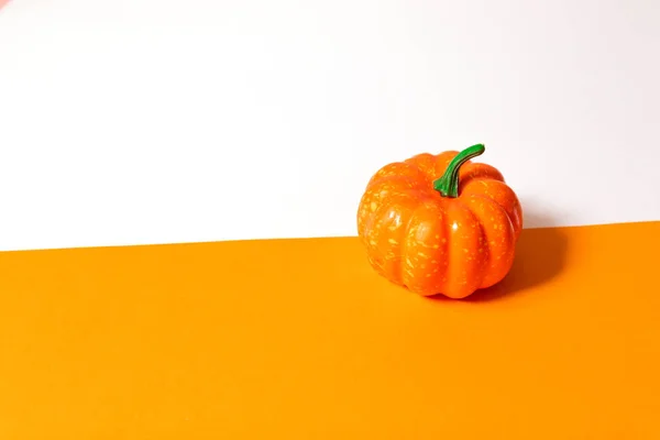 Composición de otoño. Calabaza sobre fondo naranja . — Foto de Stock
