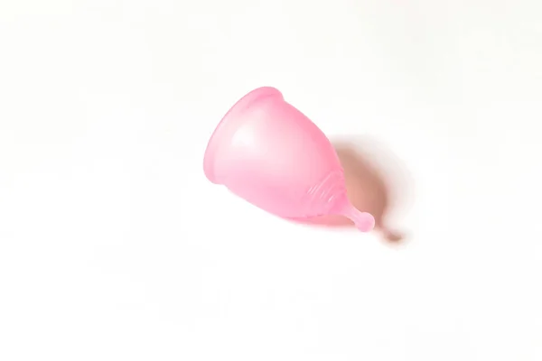 Coupe menstruelle rose sur fond blanc. Couché à plat, vue de dessus. espace de copie. Concept produits d'hygiène intime féminine période et zéro déchet . — Photo