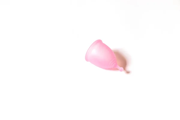 Różowy menstruacyjny kubek na białym tle. Płaski lay, widok z góry. miejsce kopiowania — Zdjęcie stockowe