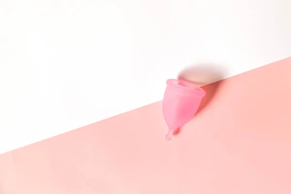 Roze menstruele Cup op roze en witte achtergrond. Platte lay, Top uitzicht. ruimte kopiëren — Stockfoto