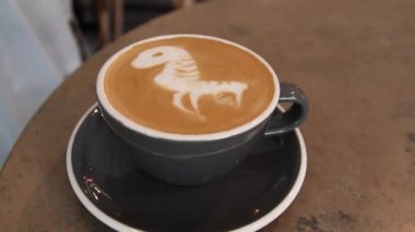 Ahşap masa arka planda Latte sanat ile fincan latte sıcak kahve veya cappuccino üst görünümü