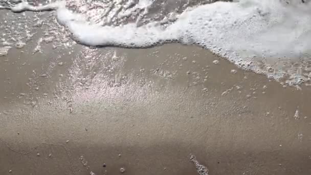 Rejser, natur og sommerferie koncept. Havbølger på stranden ved solnedgang, sommertid seascape baggrund . – Stock-video