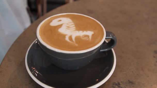 Pohled Horkou Kávu Latte Nebo Cappuccino Šálku Latte Dřevěné Pozadí — Stock video