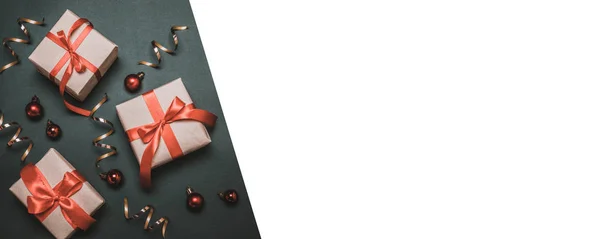 节日框架或背景与五颜六色的纸屑，礼品盒与红色蝴蝶结和丝带。黑暗背景的圣诞礼物 — 图库照片