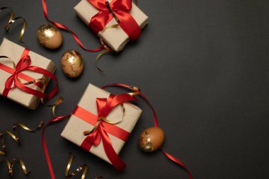 Paskalya düz yatıyordu ve sarılmış hediye kutusu, dekoratif altın yumurta. Web sitesi için tatil afişi.