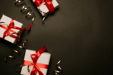 Noel afişi. Kırmızı kurdele ve glitter konfeti ile gerçekçi zanaat hediye kutusu ile Xmas arka plan tasarımı,.