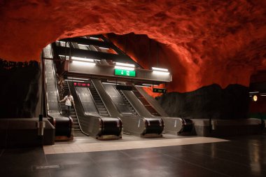Benzersiz tasarımı ile Stockholm metro veya tunnelbana istasyonu Solna Centrum. İç modern undeground